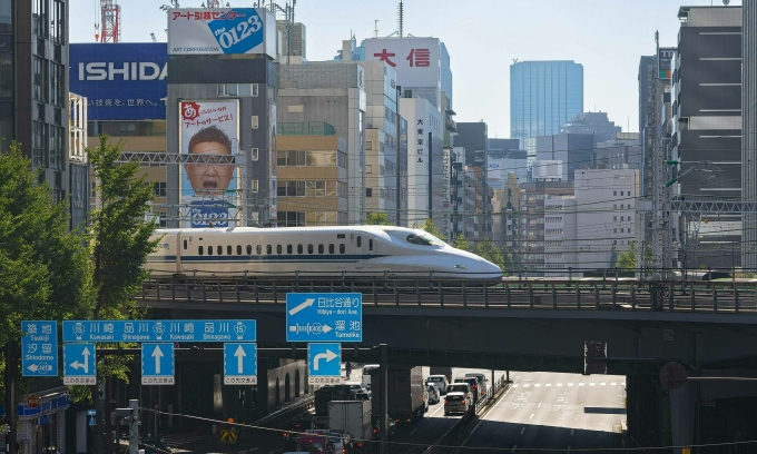Một tàu shinkanshen (Nhật Bản) đi qua đường phố Tokyo. Ảnh: AFP