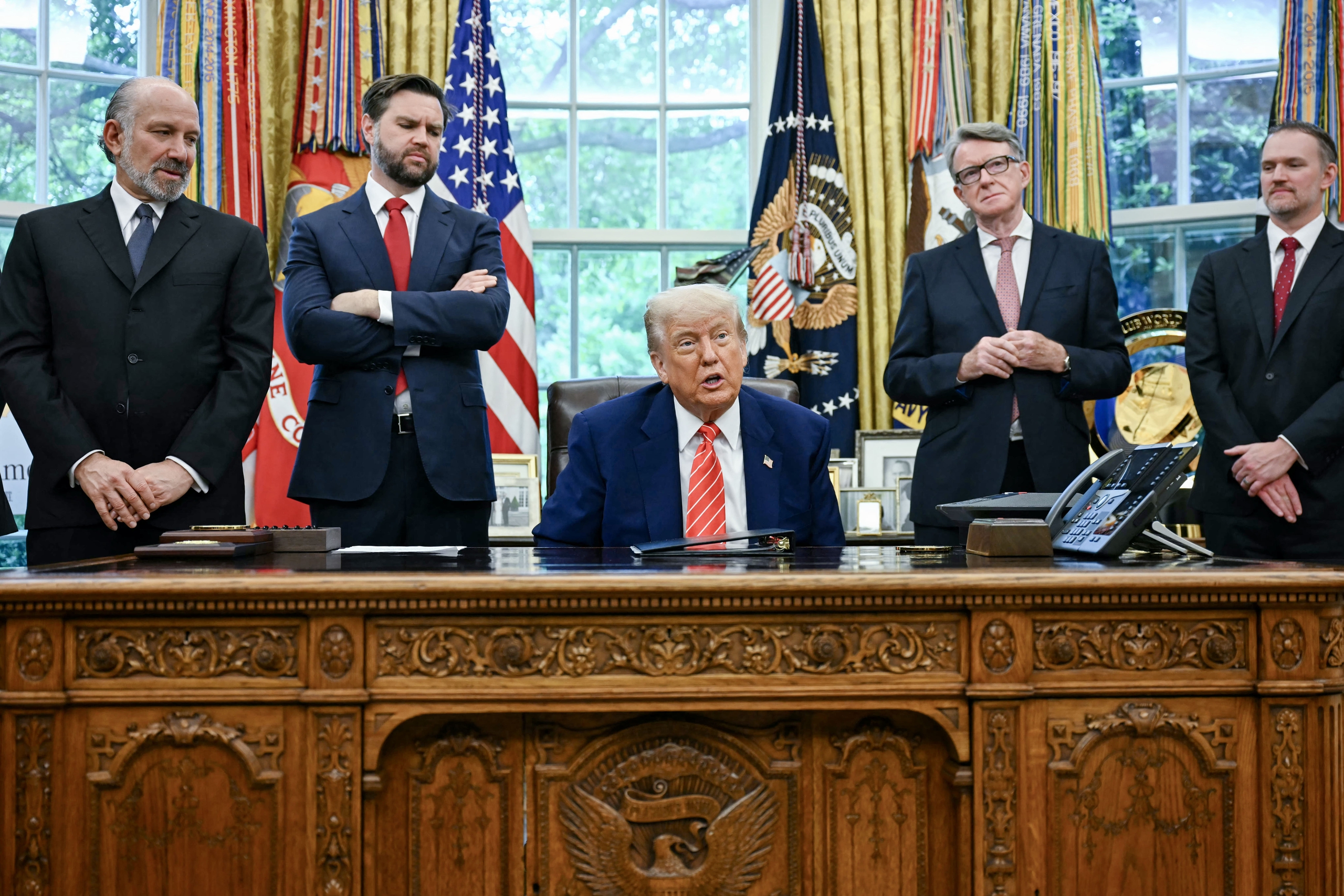 Ông Trump vui mừng khoe thỏa thuận thương mại đầu tiên - Ảnh 3.