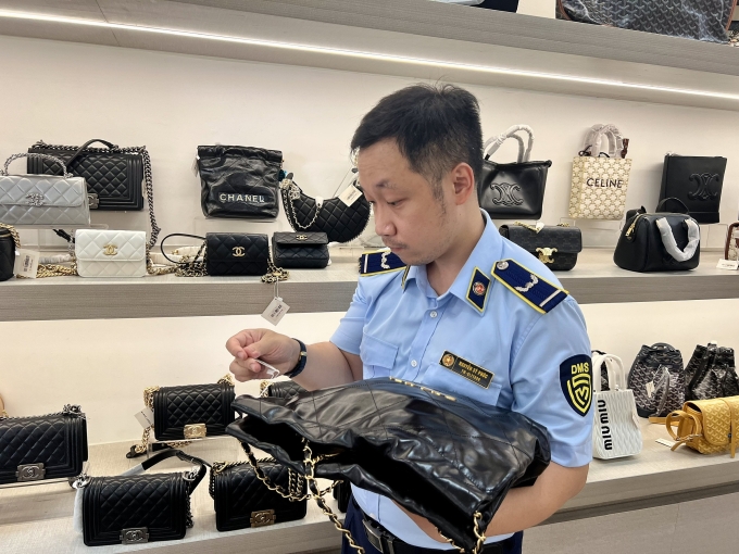 Black Label né tránh kiểm tra nên đóng cửa bên ngoài nhưng vẫn tiếp khách bên trong. Ảnh: QLTT