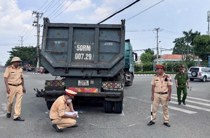 Hiện trường vụ tai nạn xe đầu kéo va chạm với xe mày làm 2 người tử vong tại quốc lộ 51 ngày 30/4. Ảnh:Mạnh Nguyễn