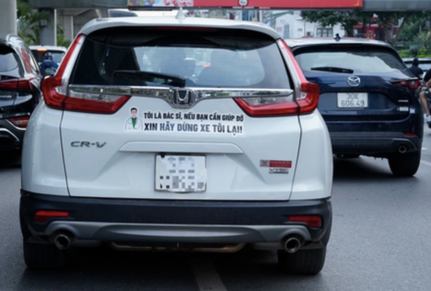 Bác sĩ kể lại chuyện cứu cô gái co giật vì tai nạn và dòng chữ ‘lạ’ trên xe - Ảnh 3. Bác sĩ kể chuyện cứu cô gái co giật vì tai nạn giữa đêm và dòng chữ ‘lạ’ trên xe - Ảnh 3.