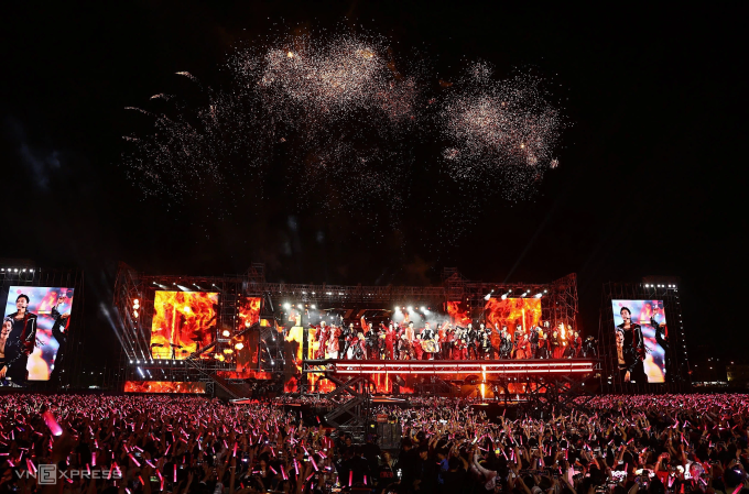 Các nghệ sĩ tham gia trình diễn tại concert Anh trai vượt ngàn chông gai đêm thứ 3. Ảnh: Thanh Tùng