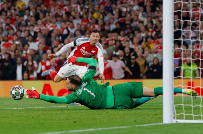Gabriel Martinelli lỡ cơ hội đối mặt với Gianluigi Donnarumma trong trận Arsenal thua PSG 0-1 tại lượt đi bán kết Champions League trên sân Emirates, thành phố London, Vương quốc Anh, tối 29/4/2025. Ảnh: The Guardian