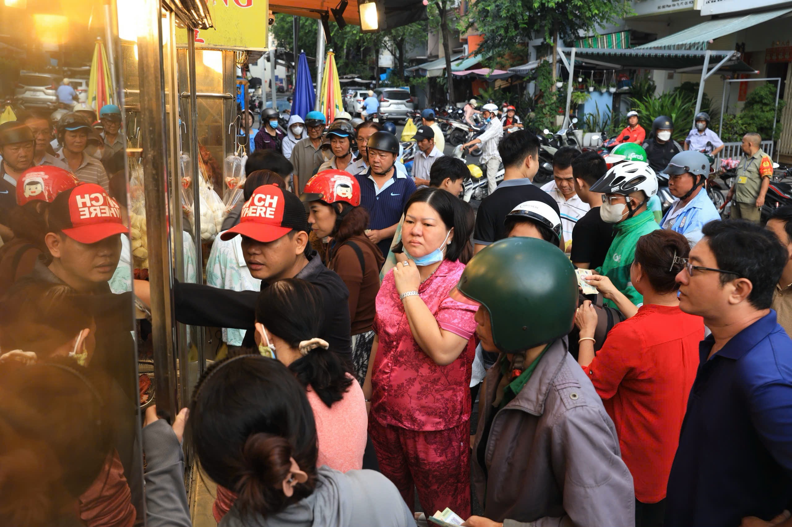 Tiệm vịt quay nổi tiếng TP.HCM đông nghẹt khách xếp hàng chờ mua dịp tết Đoan Ngọ - Ảnh 1.
