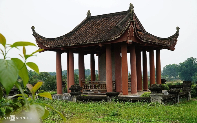 Văn bia cạnh mộ vua Lê Túc Tông đã được xếp hạng bảo vật quốc gia. Ảnh: Lê Hoàng