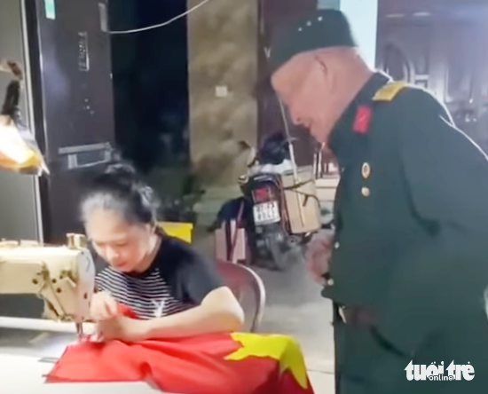 Cựu chiến binh 76 tuổi chạy xe máy vượt hơn 1.300km vào TP.HCM xem diễu binh - Ảnh 4.