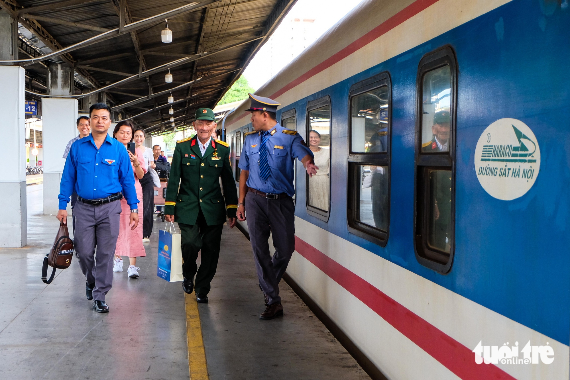 Cựu chiến binh 76 tuổi rưng rưng lên tàu về nhà sau hành trình 1.300km bằng xe máy - Ảnh 1.
