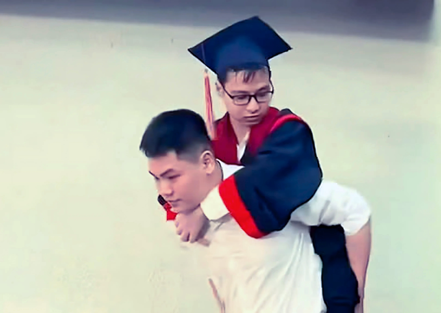Nam sinh '10 năm cõng bạn đến trường' nay cõng bạn lên nhận bằng giỏi - Ảnh 2.