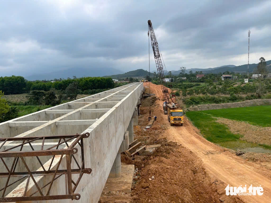 Dự án đi qua, dân ồ ạt phá rừng - Ảnh 4.