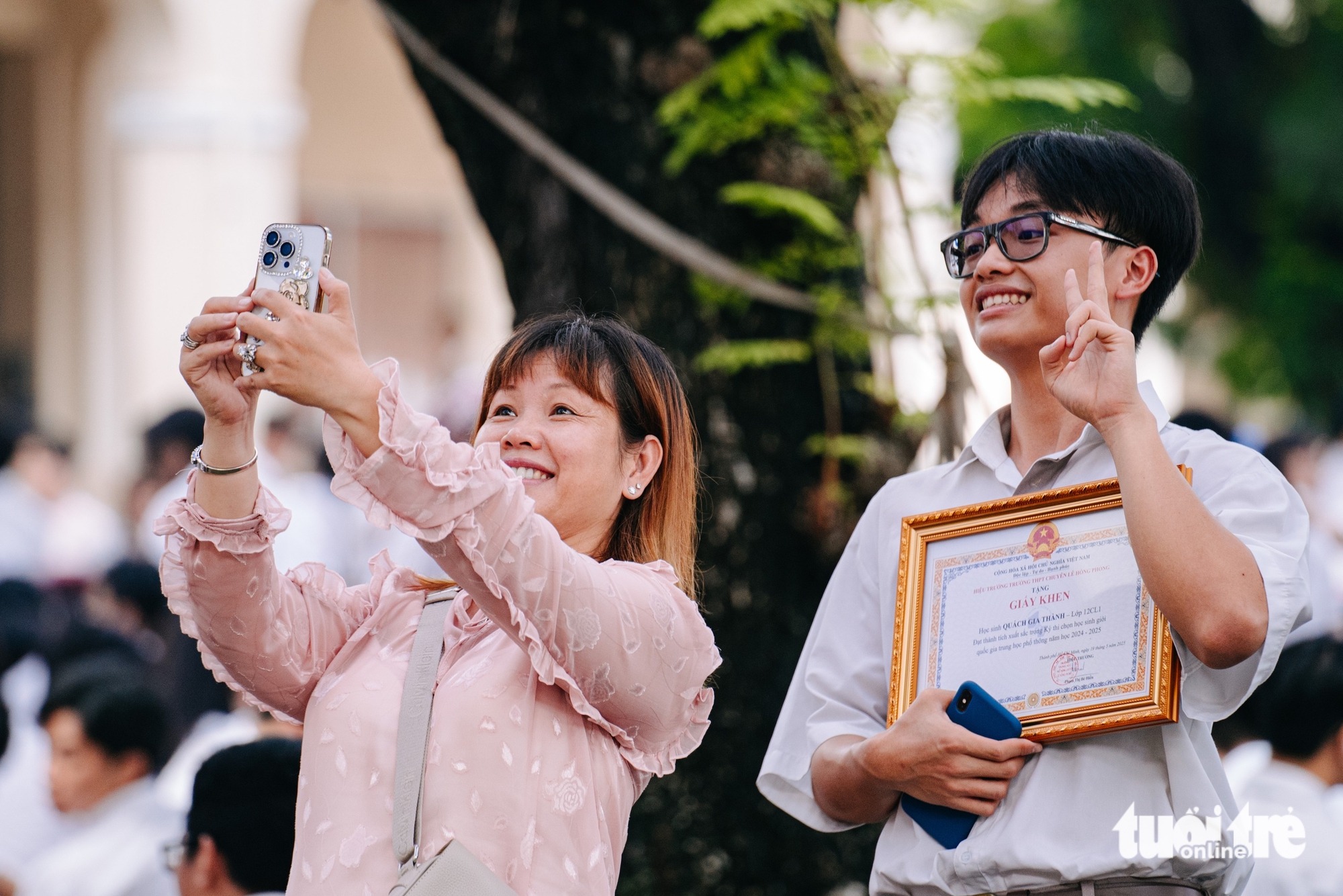1000 ngày tại ngôi trường chuyên Lê Hồng Phong khép lại trong tiếng nấc và hạnh phúc - Ảnh 4. Học sinh lớp 12 bịn rịn chia tay 1.000 ngày với ngôi trường chuyên Lê Hồng Phong TP.HCM - Ảnh 4.