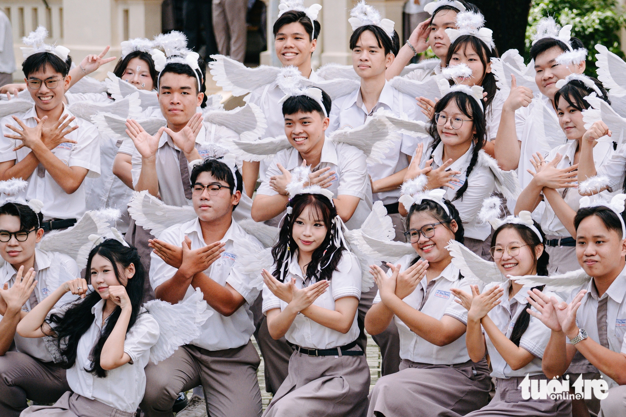 1000 ngày tại ngôi trường chuyên Lê Hồng Phong khép lại trong tiếng nấc và hạnh phúc - Ảnh 5. Học sinh lớp 12 bịn rịn chia tay 1.000 ngày với ngôi trường chuyên Lê Hồng Phong TP.HCM - Ảnh 5.