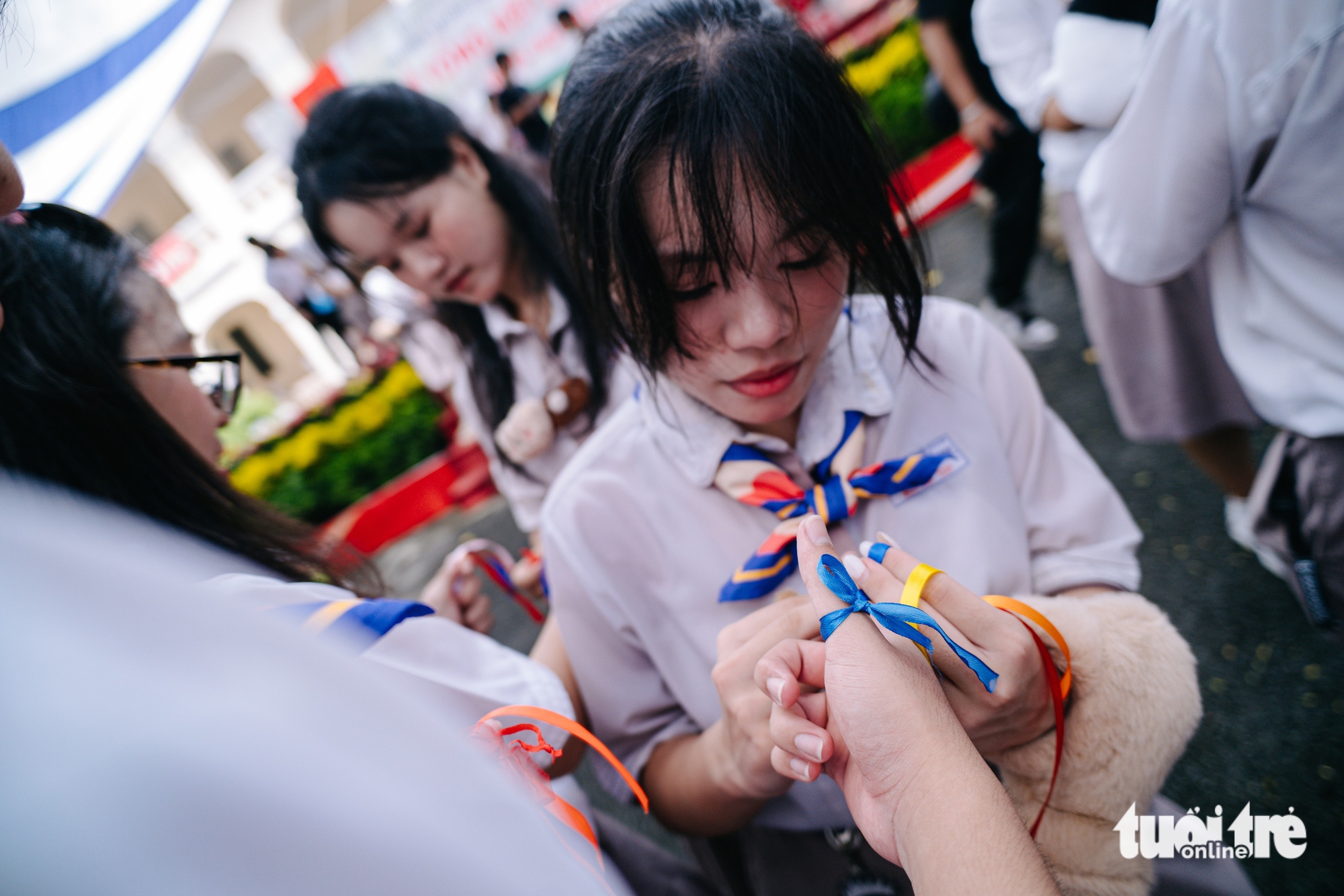 1000 ngày tại ngôi trường chuyên Lê Hồng Phong khép lại trong tiếng nấc và hạnh phúc - Ảnh 11. Học sinh lớp 12 bịn rịn chia tay 1.000 ngày với ngôi trường chuyên Lê Hồng Phong TP.HCM - Ảnh 10.