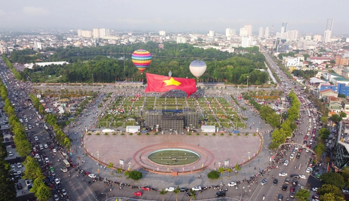 Đại kỳ Tổ quốc bay trên quảng trường Hồ Chí Minh, TP Vinh, sáng 19/5. Ảnh: Đức Hùng