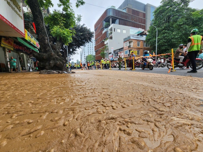 Bùn trào lên hè phố Cát Linh, chiều 27/5. Ảnh: Hoàng Phong