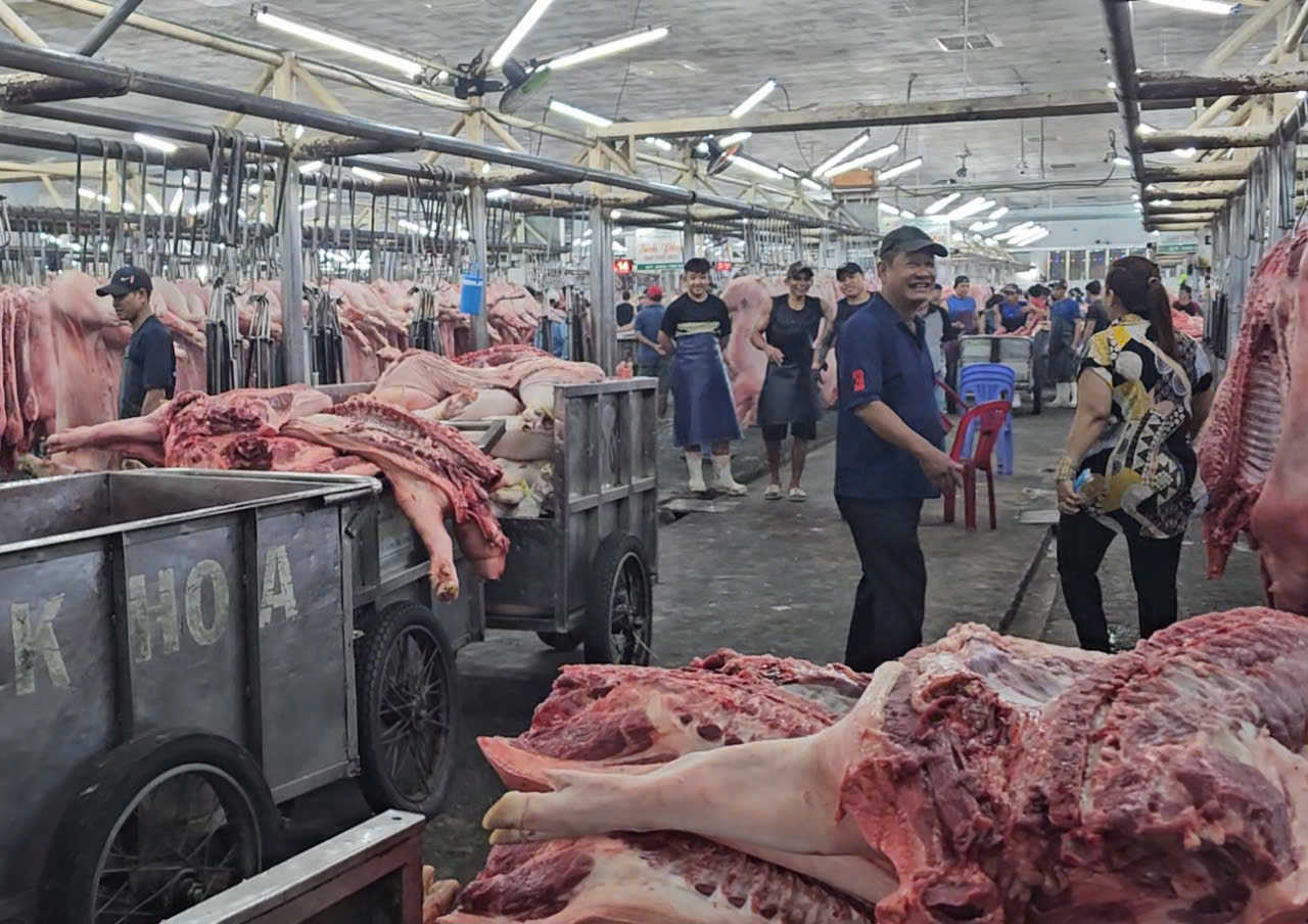Giá heo hơi miền Nam 'lên đỉnh', người nuôi bớt lo - Ảnh 1.