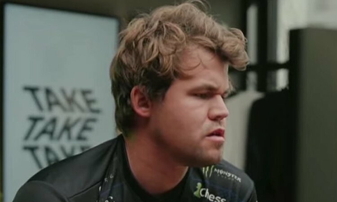 Carlsen thi đấu qua máy tính tại giải online Chesscom Classic ngày 23/5/2025. Ảnh: chụp màn hình