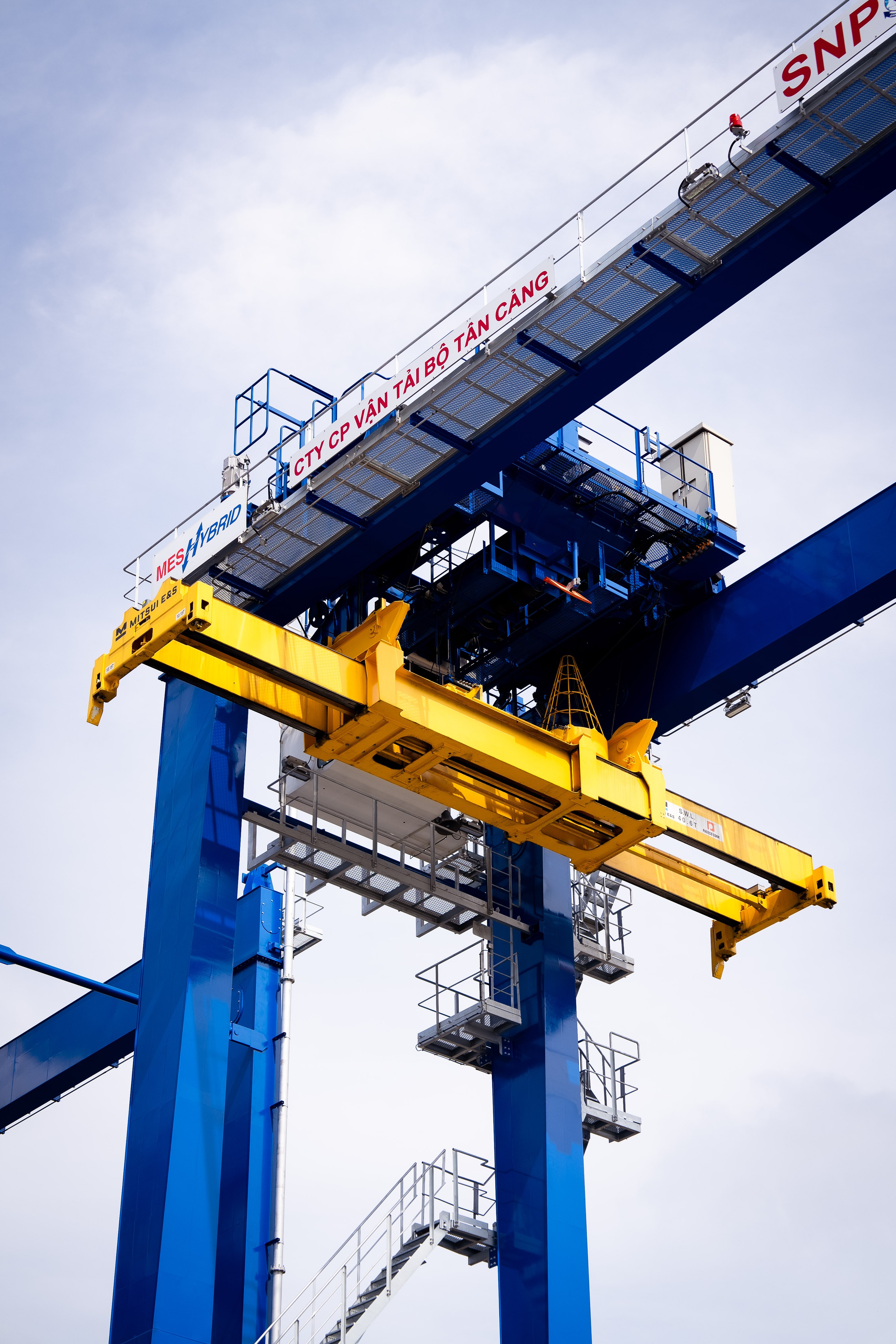 Lần đầu Việt Nam sản xuất cẩu RTG Hybrid, Tân Cảng Cát Lái chính thức vận hành - Ảnh 2.