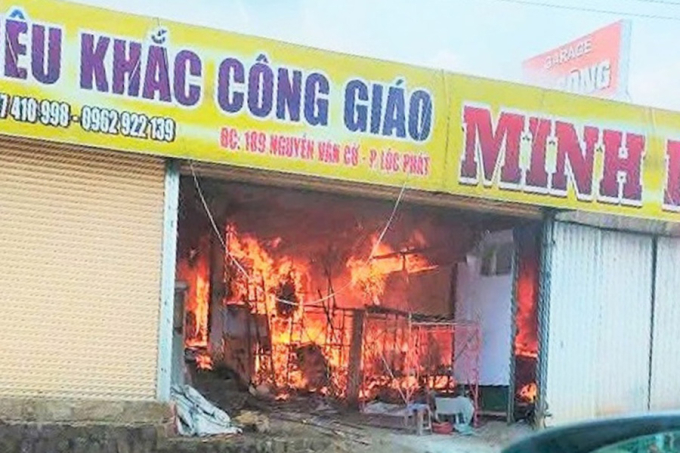 Lửa bao trùm xưởng điêu khắc gỗ. Ảnh: Hoài Thanh