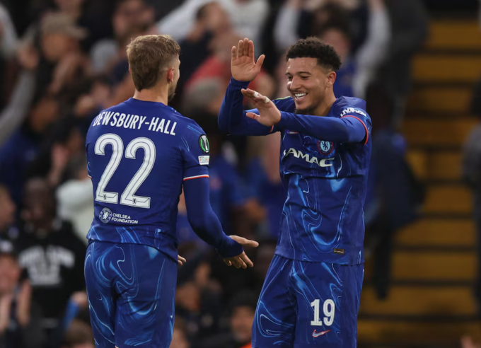 Kiernan Dewsbury-Hall (trái) mừng bàn cùng Jadon Sancho trong trận Chelsea thắng Djurgarden 1-0 trên sân Stamford Bridge, London, Anh ngày 8/5/2025. Ảnh: Reuters