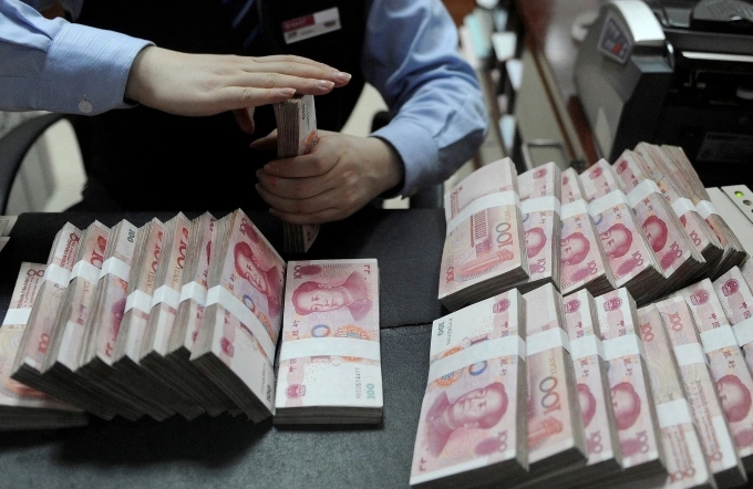 Nhân viên một ngân hàng Trung Quốc ở An Huy. Ảnh: Reuters