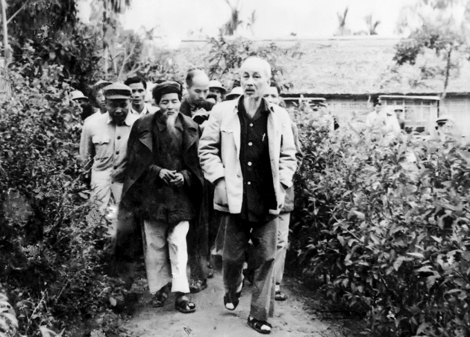 Chủ tịch Hồ Chí Minh về thăm ngôi nhà của gia đình tại Làng Sen, năm 1961. Ảnh: Tư liệu Khu Di tích Kim Liên