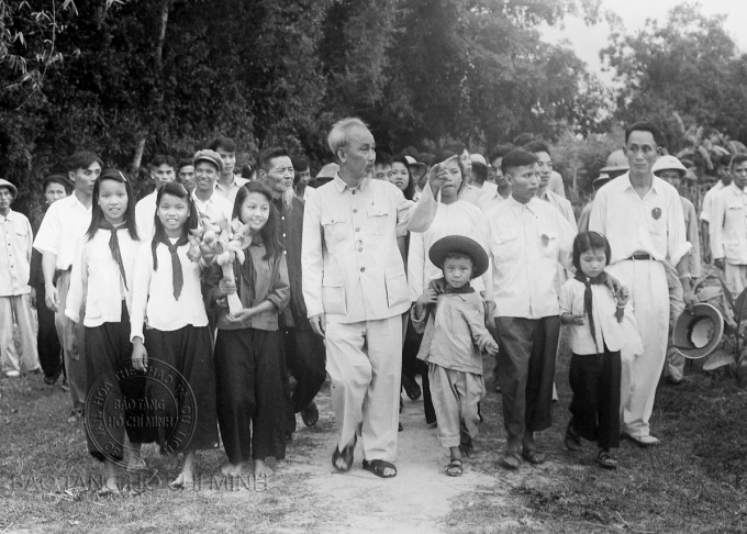 Chủ tịch Hồ Chí Minh với các em thiếu nhi Làng Sen ngày 16/6/1957. Ảnh: Tư liệu Bảo tàng Hồ Chí Minh