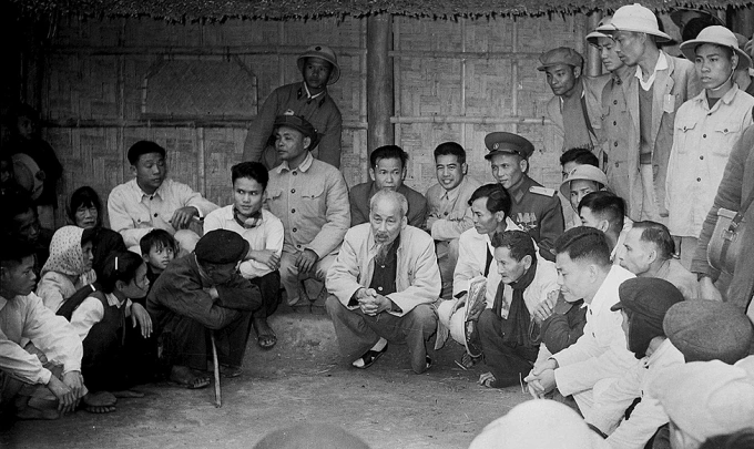 Chủ tịch Hồ Chí Minh ngồi nói chuyện với người dân ở làng Hoàng Trù, ngày 9/12/1961. Ảnh: Tư liệu Bảo tàng Hồ Chí Minh