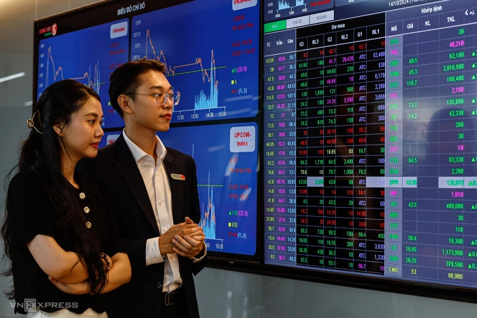 Nhà đầu tư đang theo dõi bảng điện tại một công ty chứng khoán ở quận 1, TP HCM. Ảnh: An Khương