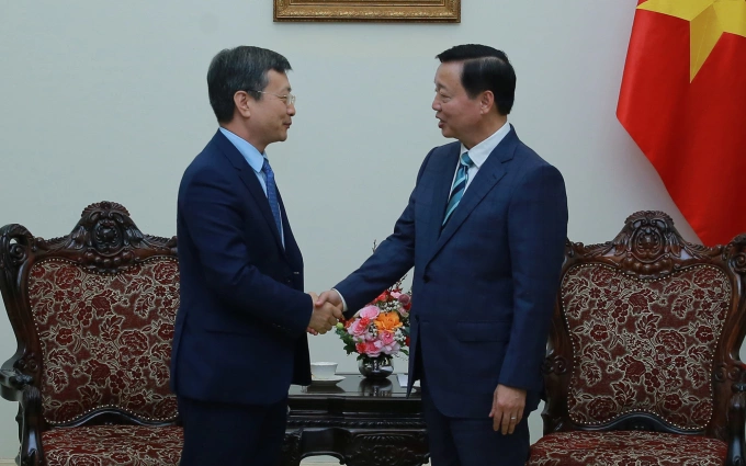 Phó thủ tướng Trần Hồng Hà (bên phải) tiếp ông Trần Tư Xương, Tổng giám đốc Công ty Công trình xây dựng Trung Quốc (CCECC), ngày 14/5. Ảnh: VGP
