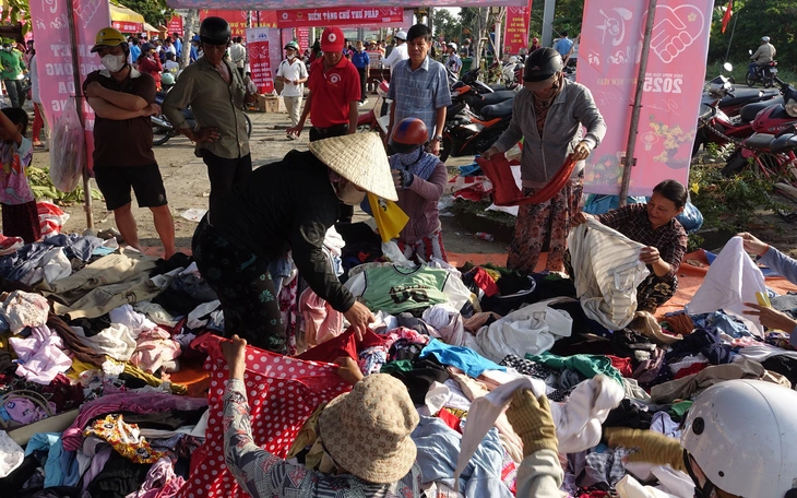 Cụ bà làm thiện nguyện, lan tỏa lòng nhân ái - Ảnh 3.