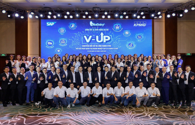 Lãnh đạo doanh nghiệp và ban quản lý dự án tại sự kiện khởi động dự án chuyển đổi số V-UP, 2024. Ảnh: ViaDairy
