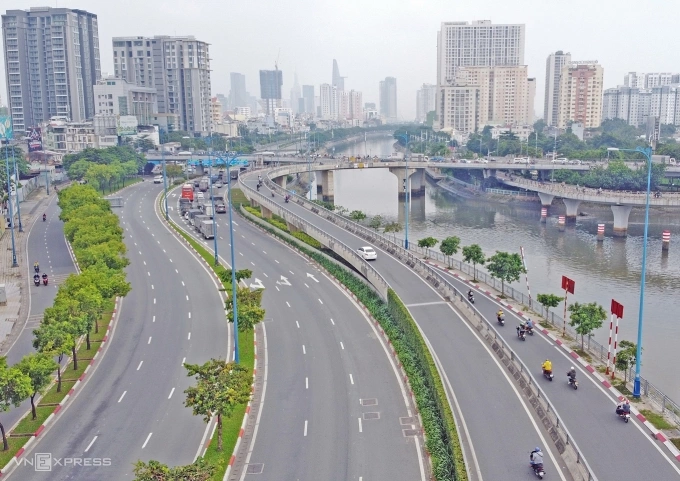 Đường Võ Văn Kiệt trên đại lộ Đông Tây ở TP HCM. Ảnh: Giang Anh