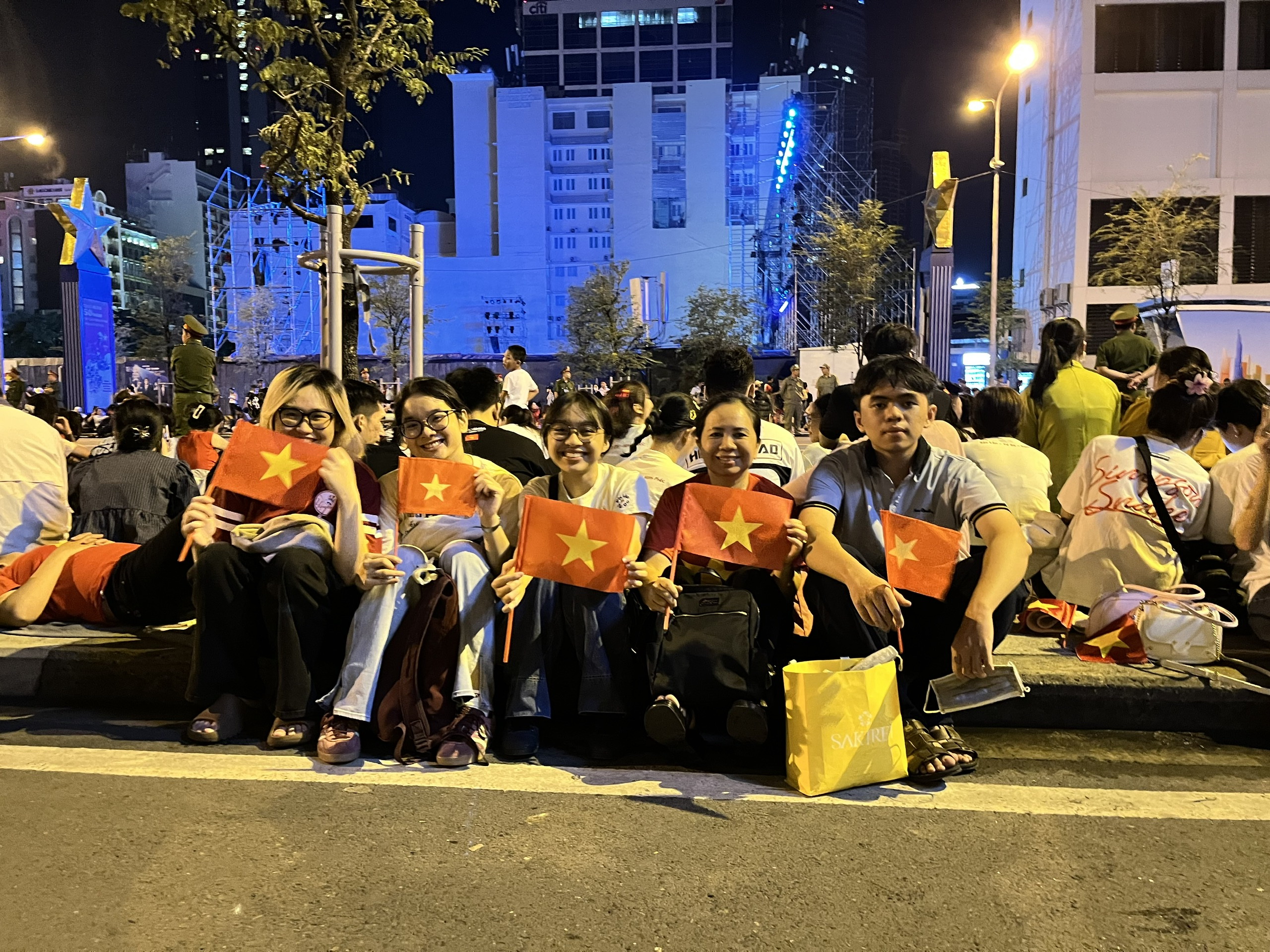 Thức xuyên đêm chờ sáng mai xem 'concert quốc gia' - Ảnh 8.