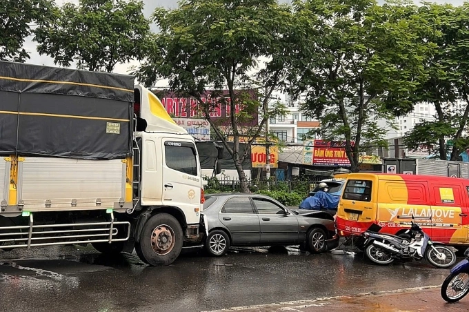 5 xe nằm chắn ngang làn đường trước lối vào chợ đầu mối Thủ Đức sau tai nạn. Ảnh: Đình Văn