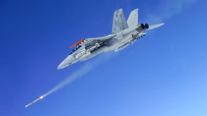 Tiêm kích F/A-18 Mỹ khai hỏa tên lửa AIM-120 trong một cuộc thử nghiệm. Ảnh: Raytheon