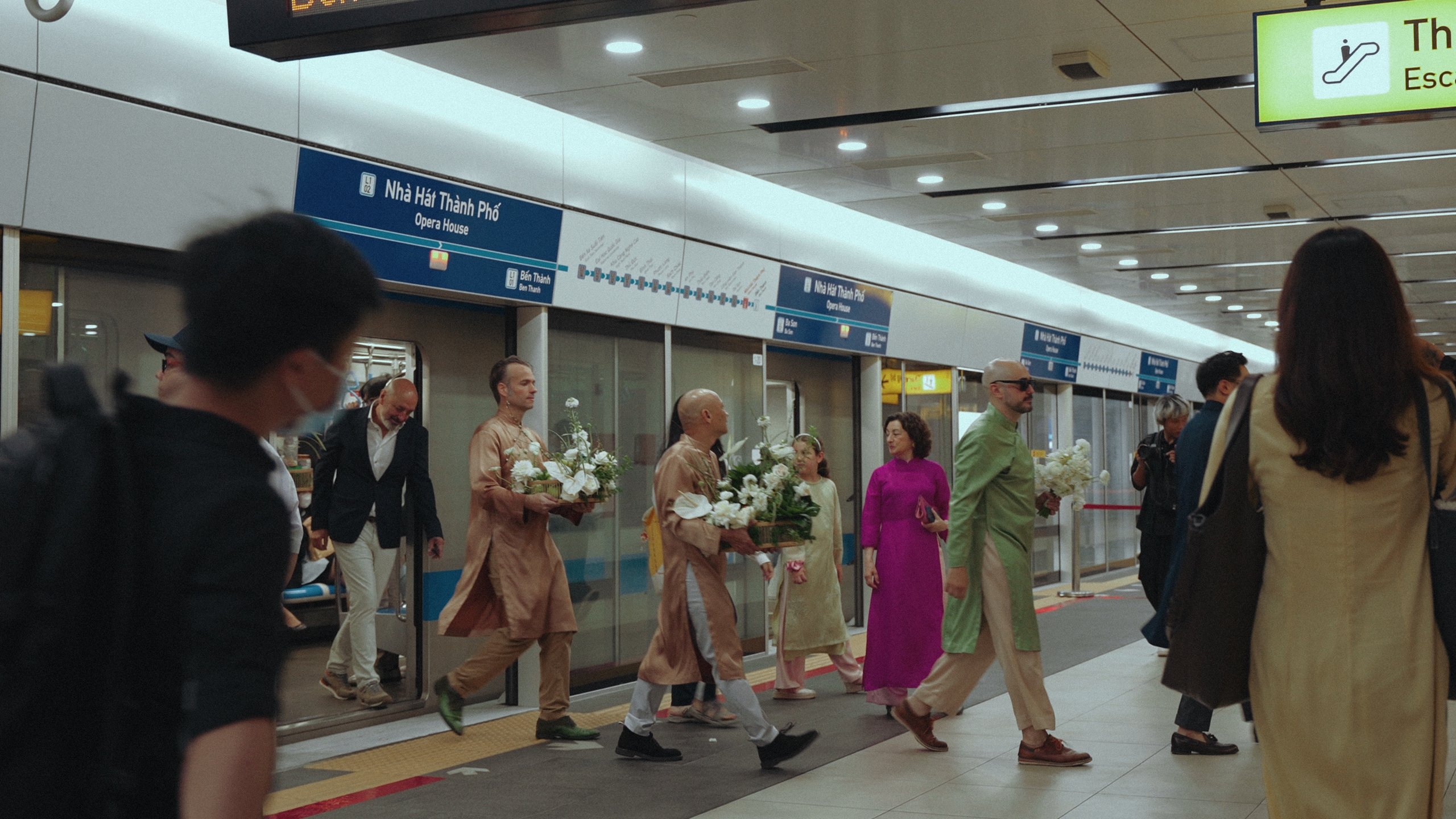 Chú rể Tây Ban Nha đón cô dâu Việt bằng metro - Ảnh 1. metro - Ảnh 1.