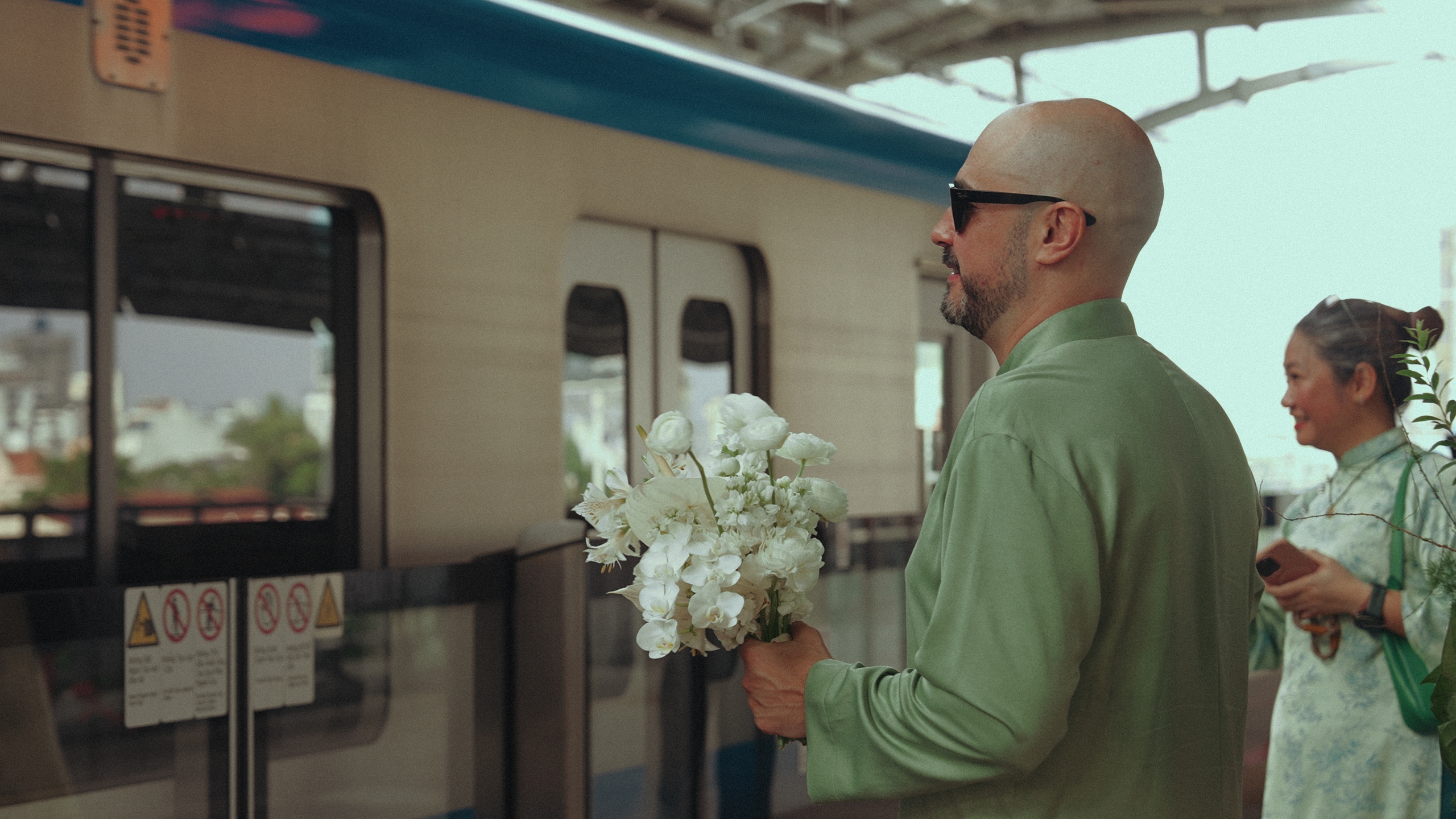 Chú rể Tây Ban Nha đón cô dâu Việt bằng metro - Ảnh 2. metro - Ảnh 2.