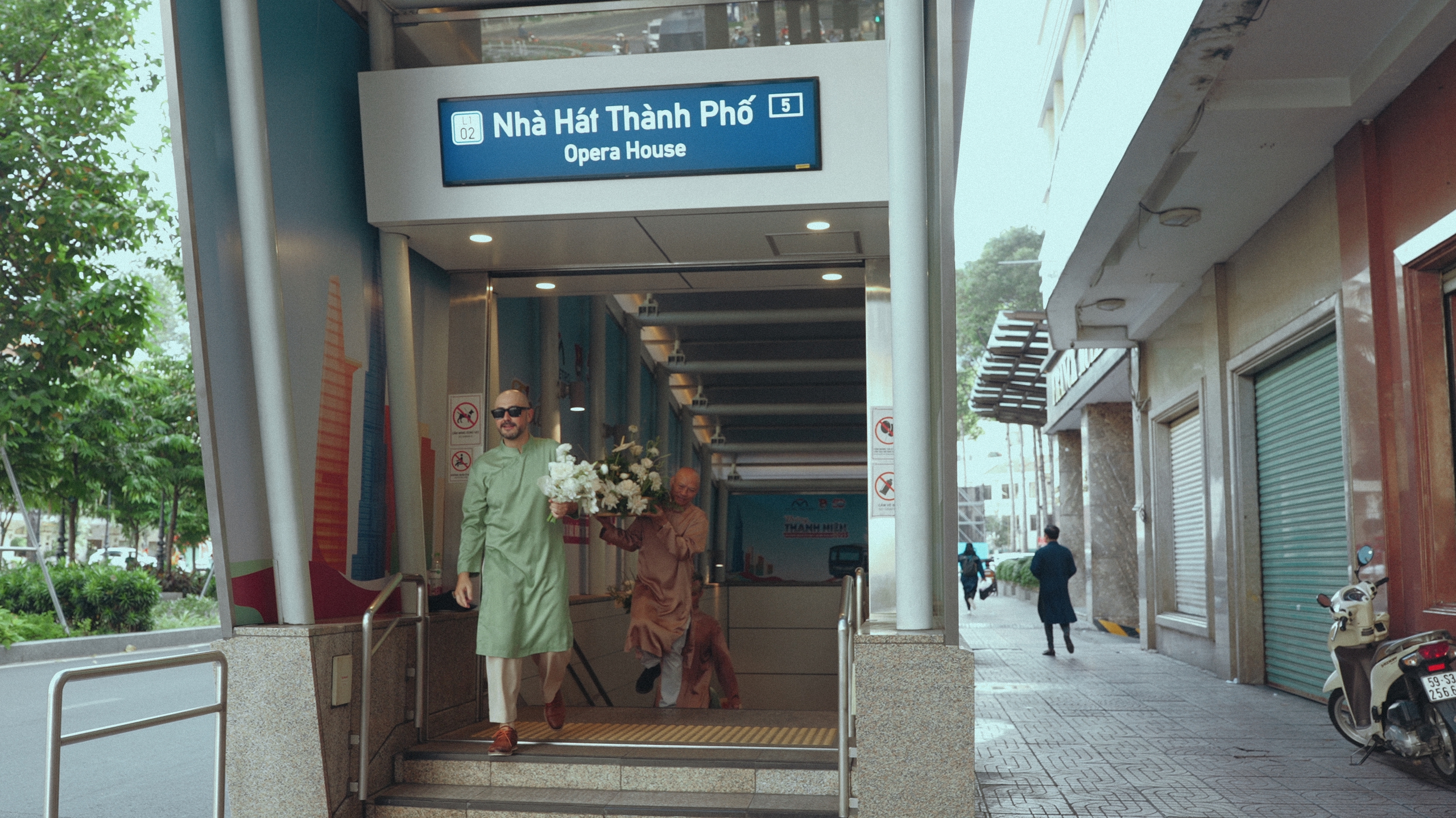 Chú rể Tây Ban Nha đón cô dâu Việt bằng metro - Ảnh 4. metro - Ảnh 4.