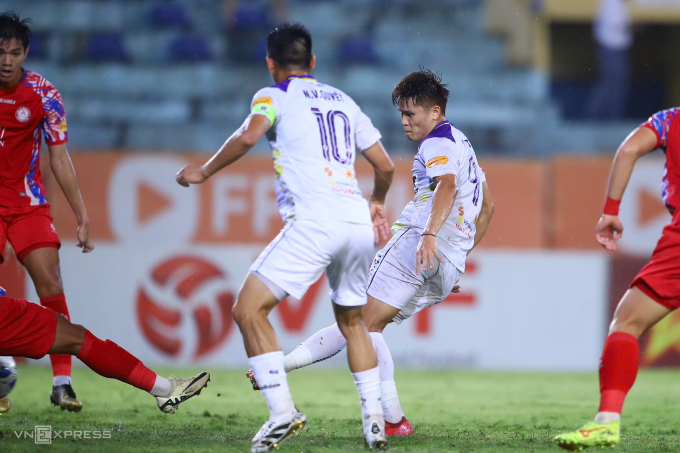 Phạm Tuấn Hải (áo trắng phải) đệm cận thành ghi bàn gỡ hòa 1-1 cho Hà Nội FC trong trận thắng CLB TP HCM 5-1 ở vòng 23 V-League 2024-2025, trên sân Hàng Đẫy, Hà Nội ngày 18/5/2025. Ảnh: Hoàng Huynh