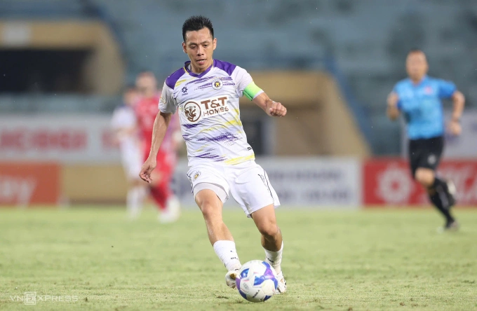 Nguyễn Văn Quyết khống chế trước khi lốp bóng ghi bàn nâng tỷ số lên 3-1 cho Hà Nội FC trong trận thắng CLB TP HCM 5-1 ở vòng 23 V-League 2024-2025. Ảnh: Hoàng Huynh