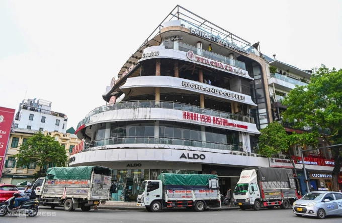 Các xe tải di chuyển đồ đạc khỏi tòa nhà Hàm cá mập hôm 21/4. Ảnh: Giang Huy