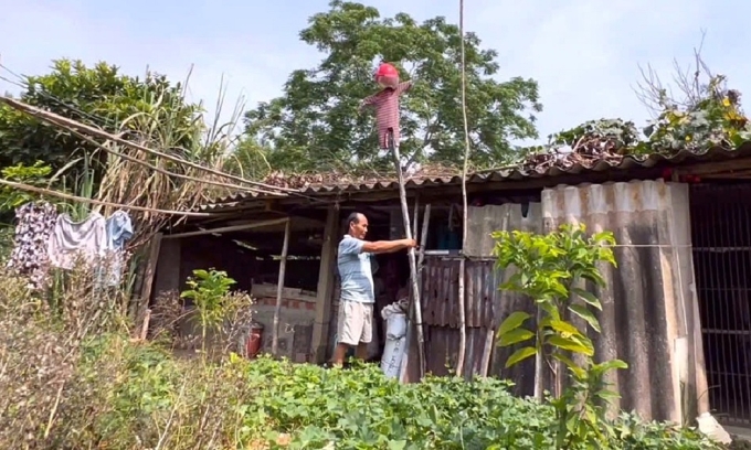 Người dân làm hình nuộm để đuổi khỉ nhưng không hiệu quả. Ảnh: Minh Huy