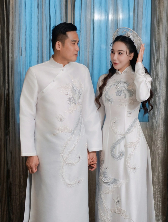Vợ chồng ca sĩ Hồ Quỳnh Hương - doanh nhân Hoàng Công Thành ở buổi thử áo dài trước ngày cưới.