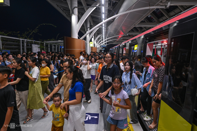 Người dân xếp hàng đi tàu điện tuyến metro Nhổn - ga Hà Nội. Ảnh: Giang Huy