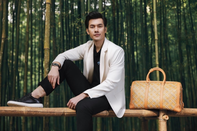 Nhan Phúc Vinh quảng bá bộ sưu tập Đan lát của Aristino. Ảnh: NVCC