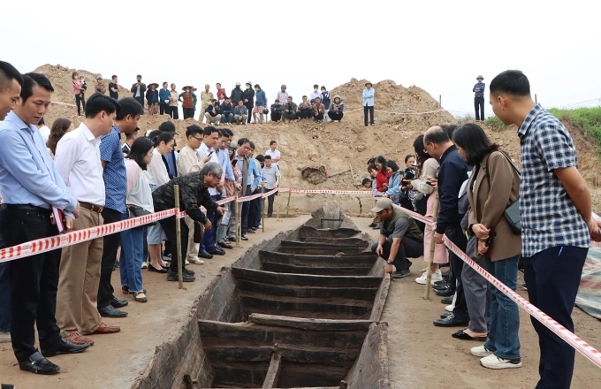 Các chuyên gia tìm hiểu thuyền cổ. Ảnh: UBND tỉnh Bắc Ninh