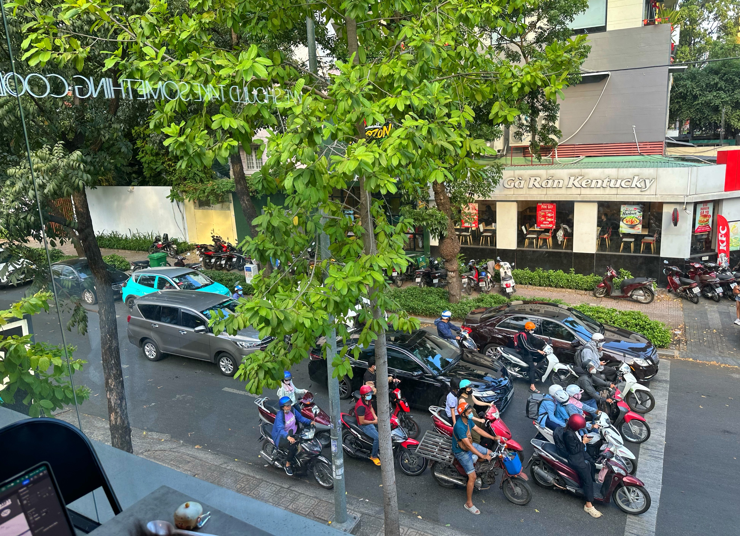 Xem diễu binh ngày 30.4 ở TP.HCM: Chọn quán nào 'view đẹp', không bị cấm đường?- Ảnh 6. Xem diễu binh ngày 30.4 ở trung tâm TP.HCM: Chọn quán nào 'view đẹp'? - Ảnh 7.