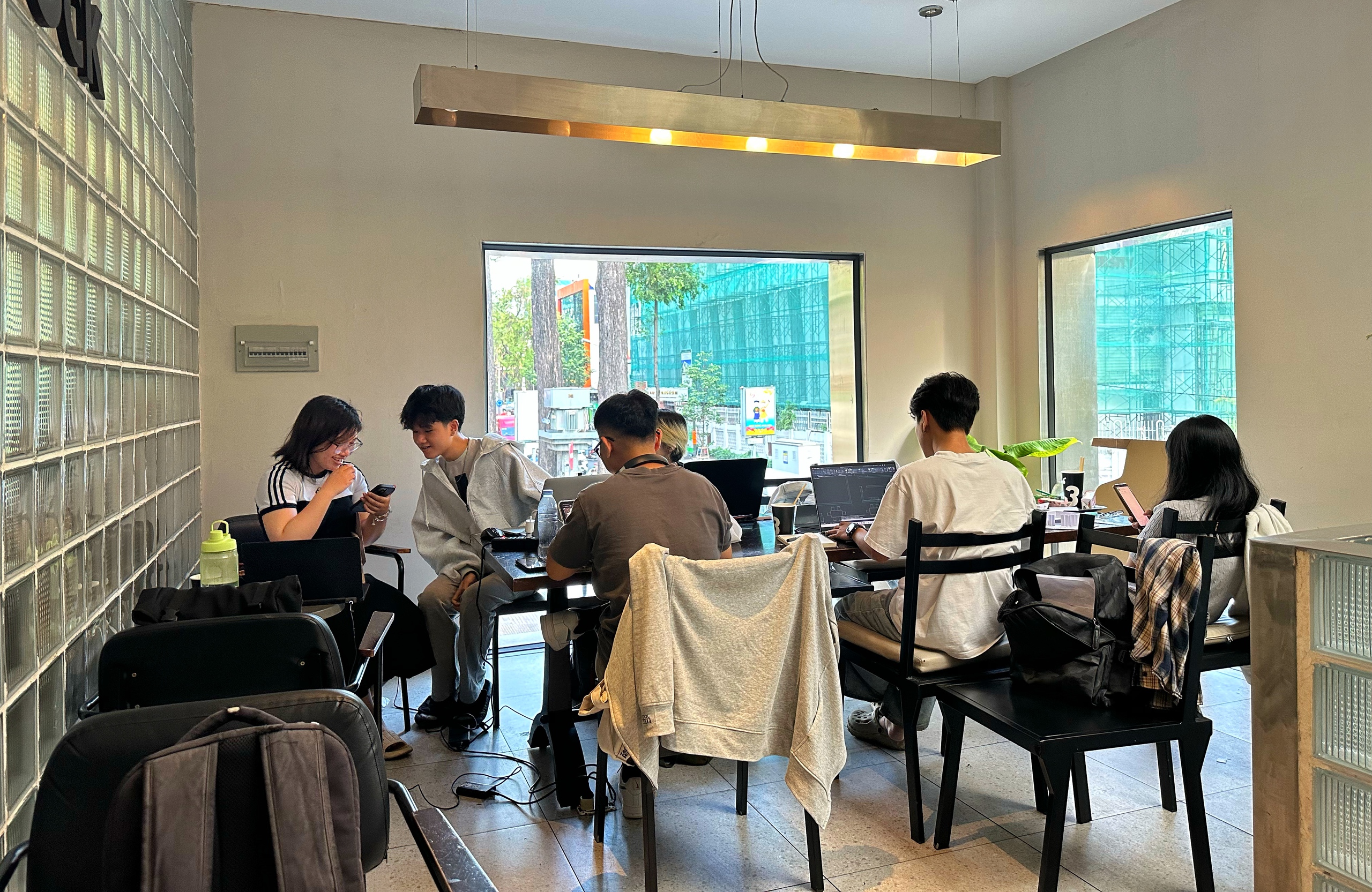 Xem diễu binh ngày 30.4 ở TP.HCM: Chọn quán nào 'view đẹp', không bị cấm đường?- Ảnh 5. Xem diễu binh ngày 30.4 ở trung tâm TP.HCM: Chọn quán nào 'view đẹp'? - Ảnh 6.