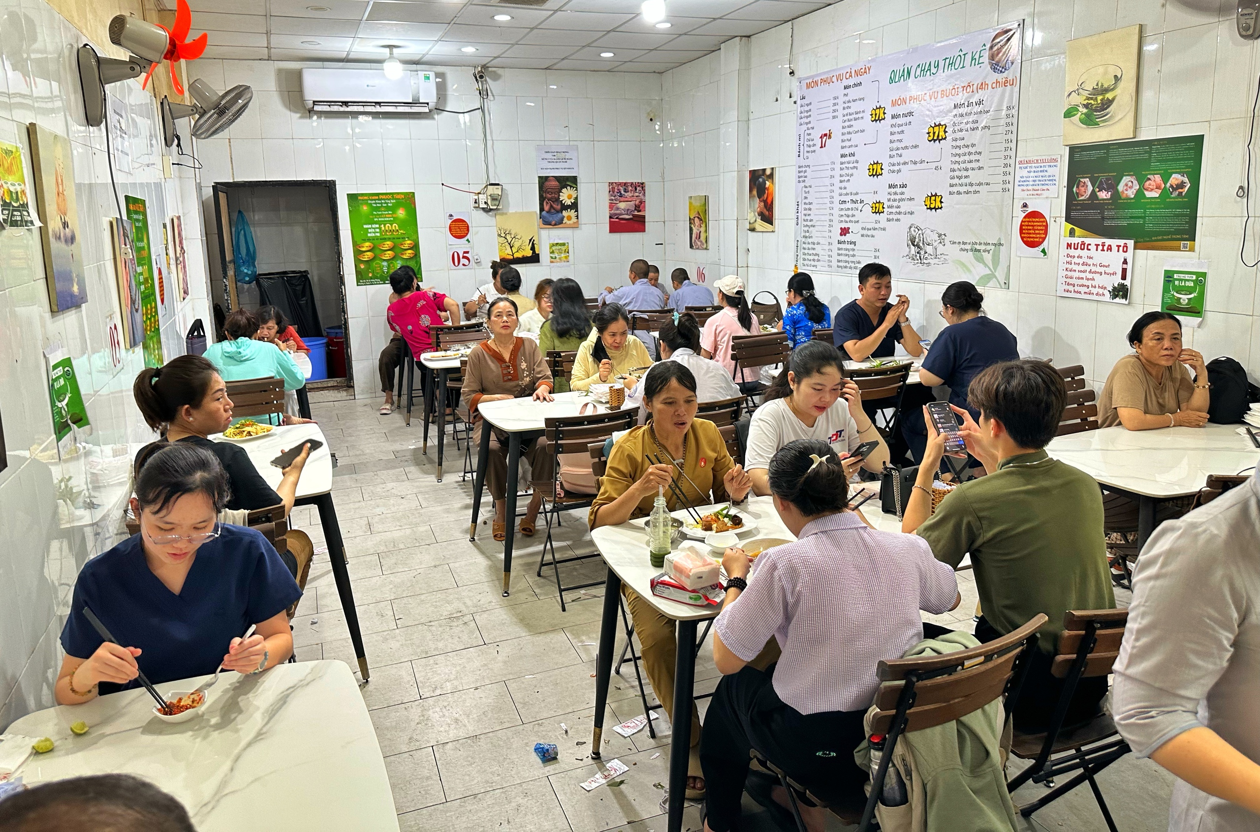 Khai mạc Vesak 2025: Quán chay cạnh Việt Nam Quốc Tự TP.HCM ùn ùn khách 'gấp 3 ngày thường!'- Ảnh 1. Khai mạc Vesak 2025: Quán chay cạnh Việt Nam Quốc Tự TP.HCM ùn ùn khách 'gấp 3 ngày thường!'- Ảnh 1.