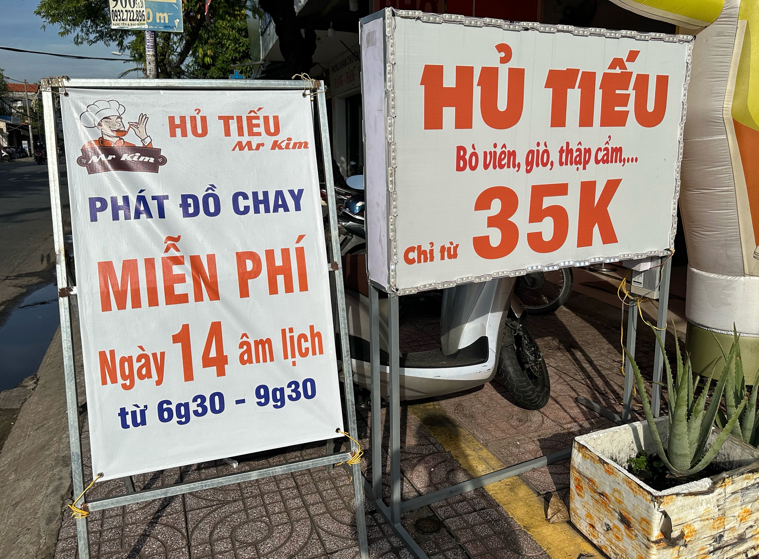 Hôm nay 14 âm lịch, nhiều quán ở TP.HCM tặng cơm chay miễn phí mùa Phật đản- Ảnh 2. Hôm nay 14 âm lịch, nhiều quán ở TP.HCM tặng cơm chay miễn phí mùa Phật đản- Ảnh 2.